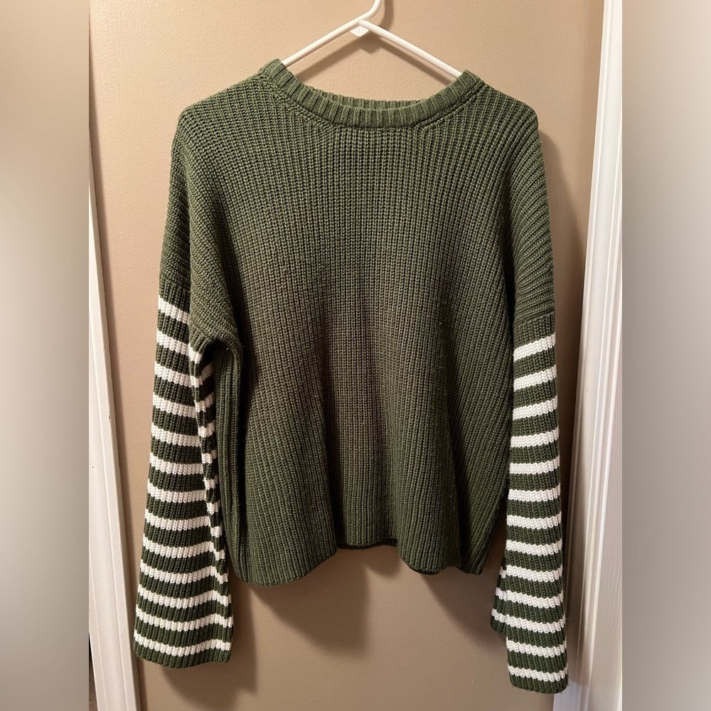 Pink Lily Green Casual Sweater with Striped Sleeves Size Medium